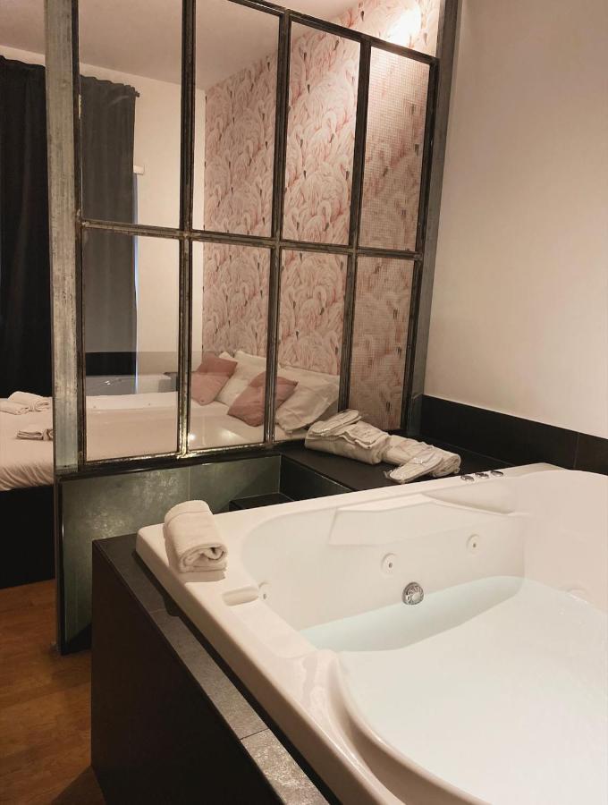 Royalroom2.0-Relaxing Spa & Luxury Apartments リド・ディ・オスティア エクステリア 写真