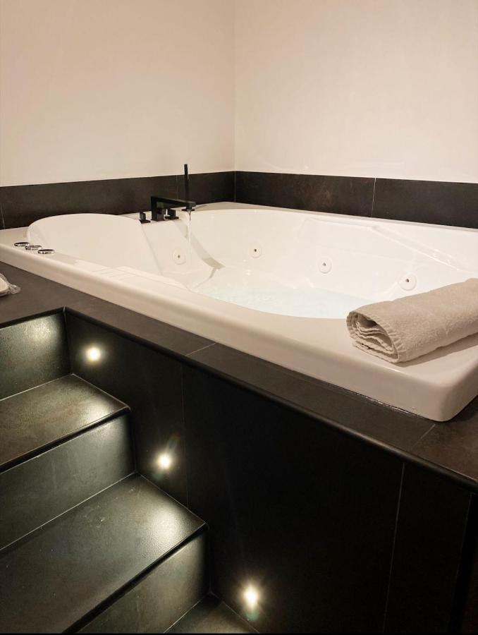 Royalroom2.0-Relaxing Spa & Luxury Apartments リド・ディ・オスティア エクステリア 写真